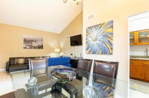 Peaceful Modern King Bed Lakefront Villa 2/2 Free Wifi